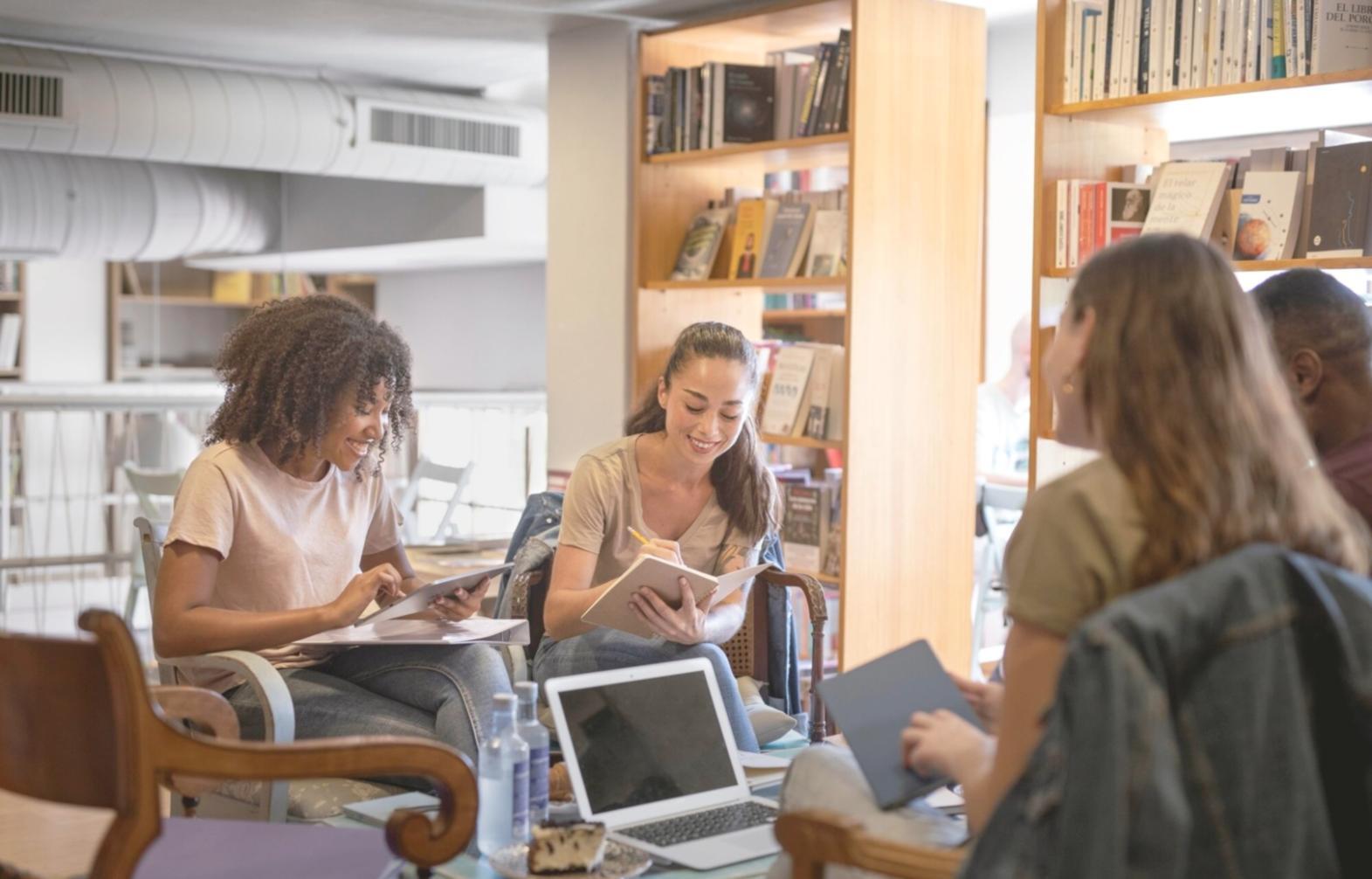 Учебные материалы и финансовые документы на столе